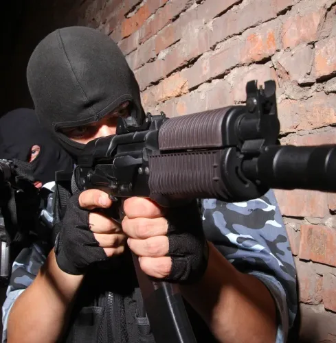Budapest SKYDEBANE — AK-47 PAKKE